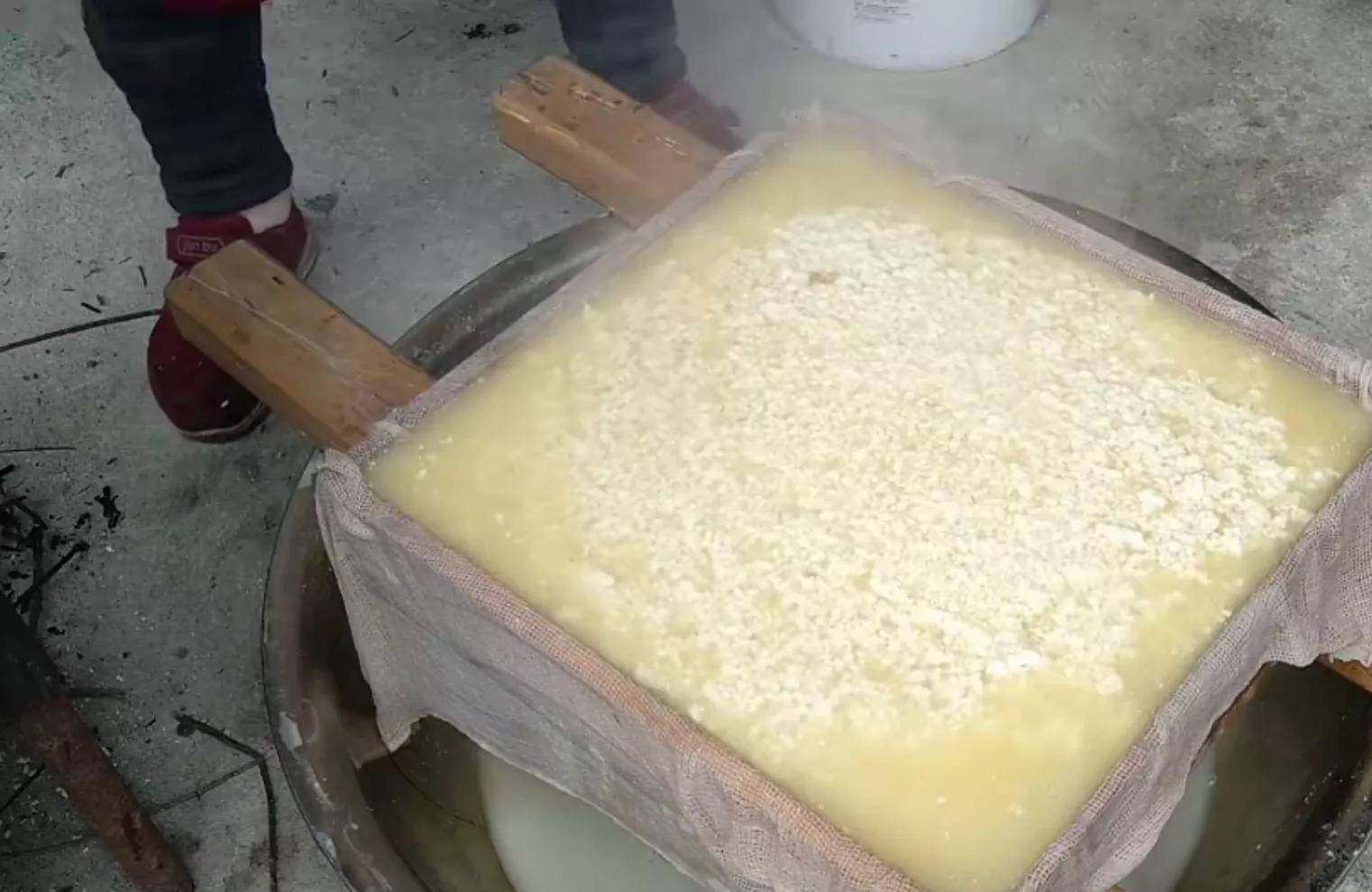 "二十五做豆腐"-古法石磨豆腐的做法_清水_黄豆_农村