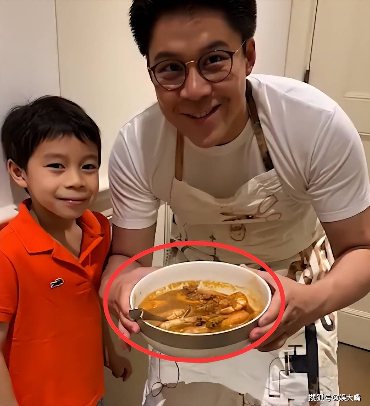 霍启刚手把手教儿子给郭晶晶做饭网友厨房跟我家一样小