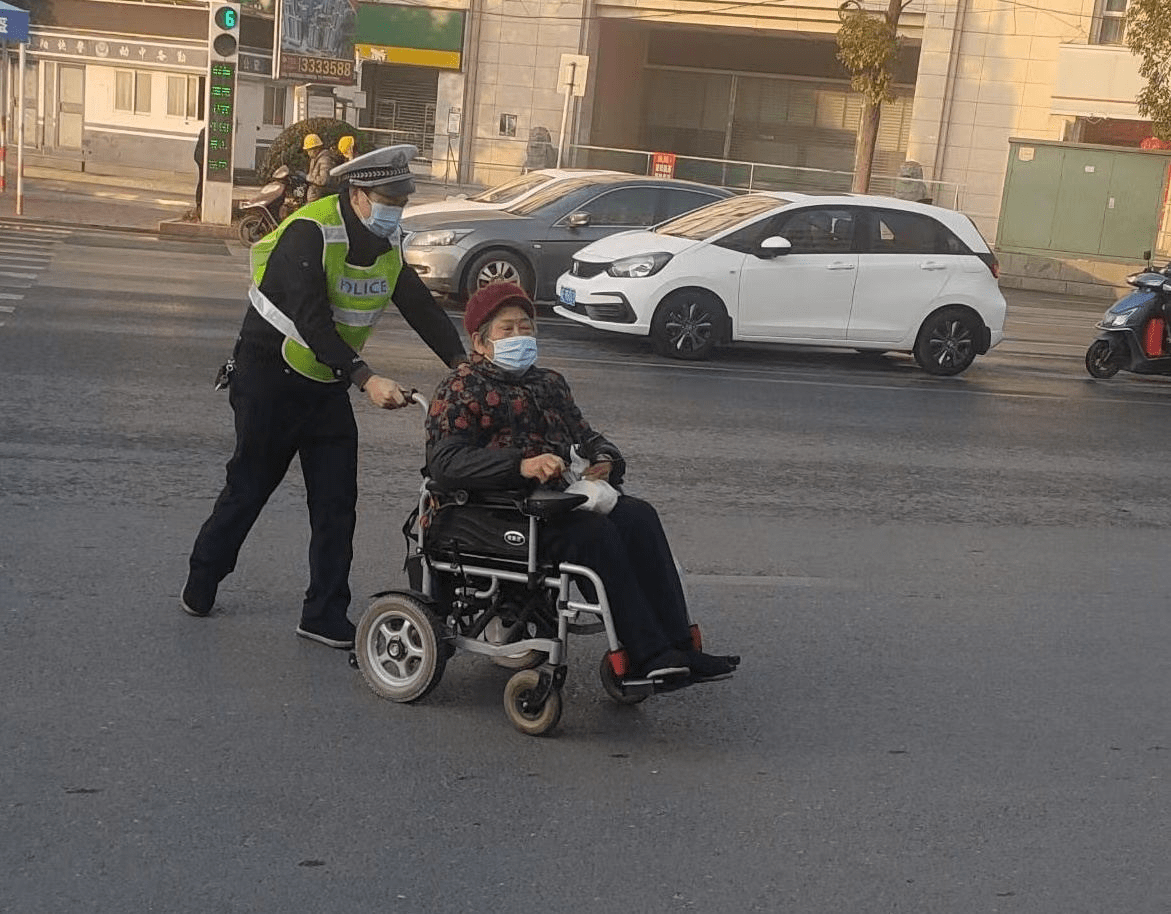 新邵交警护送轮椅老人过马路 ,小小举动暖人心!_孙先道_交管_老奶奶