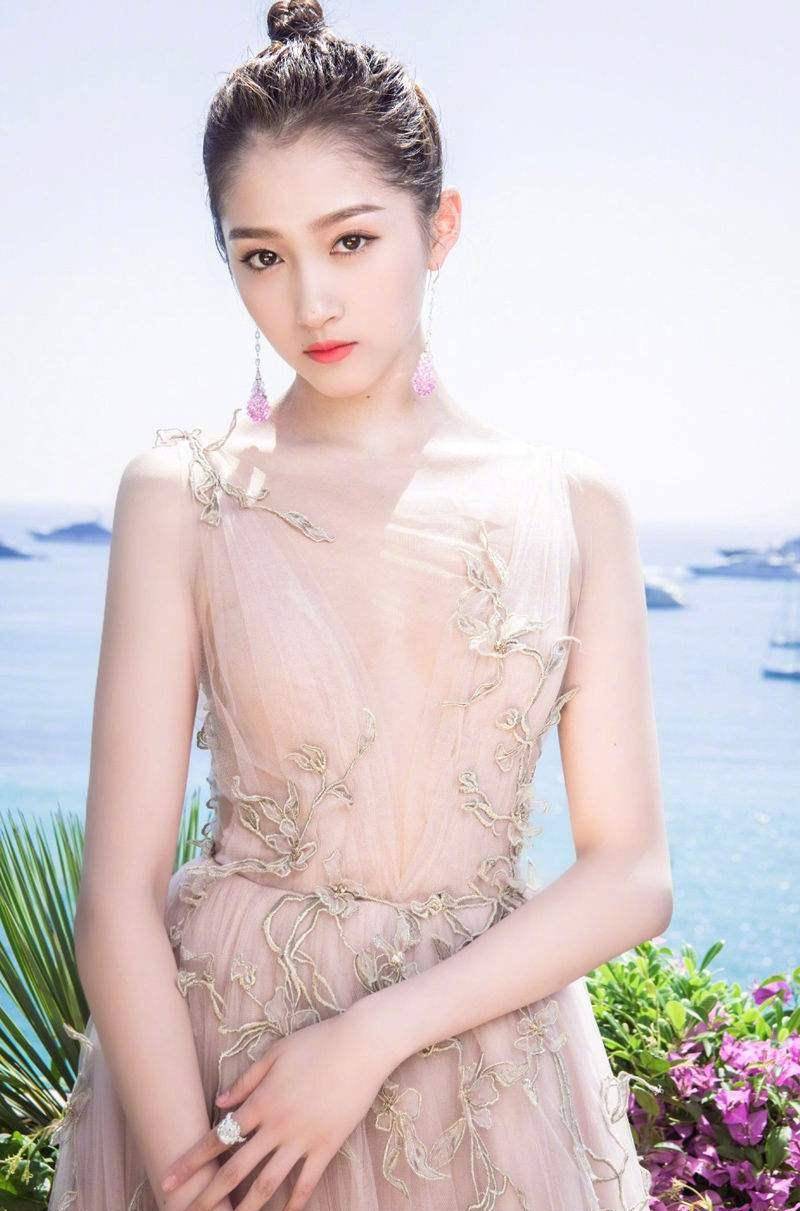 当年关晓彤拍摄"卫生棉"策划,未p图遭曝光,网友:原来鹿晗好这口!