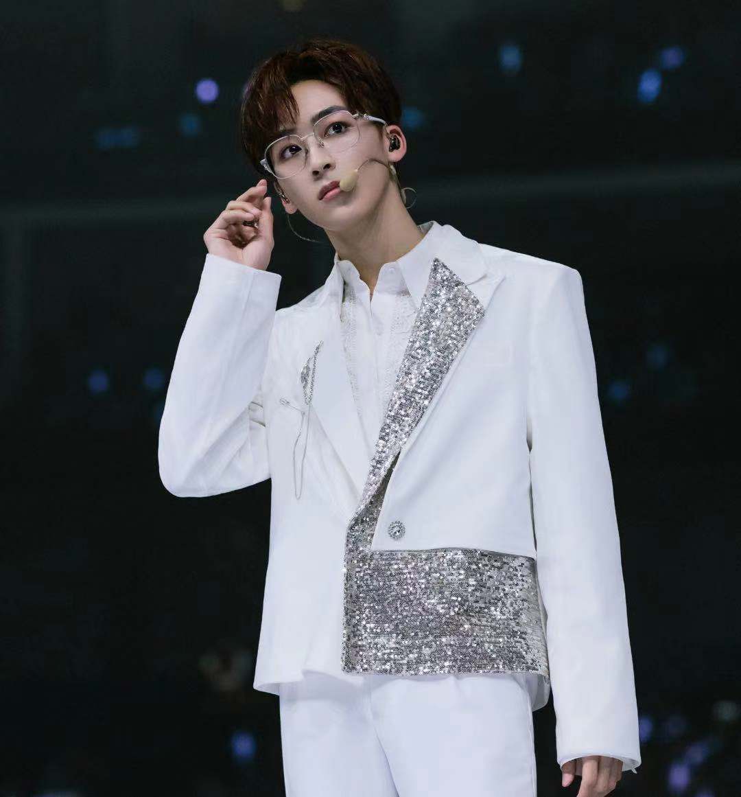 曝r1se解散场海报,全员挥手造型朴素,重点全在演唱会座位数量_体育馆