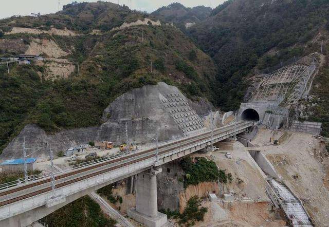 成昆铁路复线峨冕段全线轨通_隧道_米易_成都