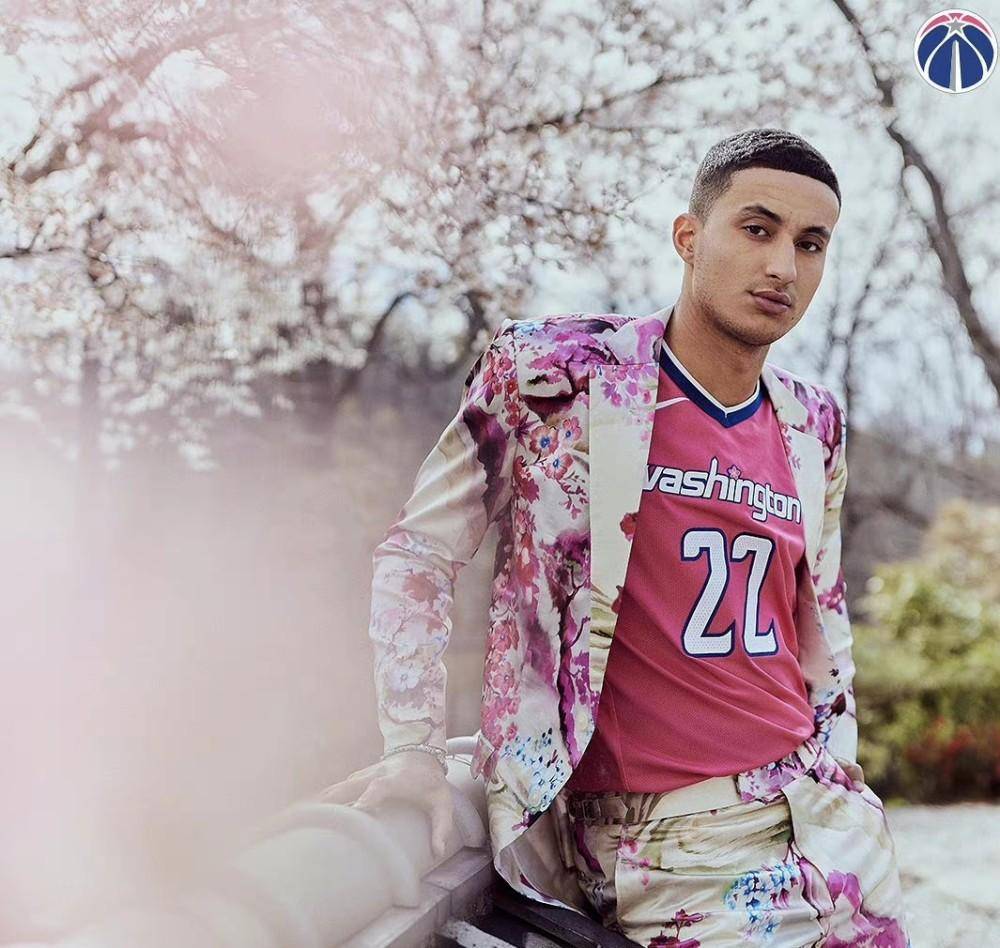 库兹马女友看nba比赛,美腿全是白点,赛后发吻秀恩爱_winnie_维尼_交易