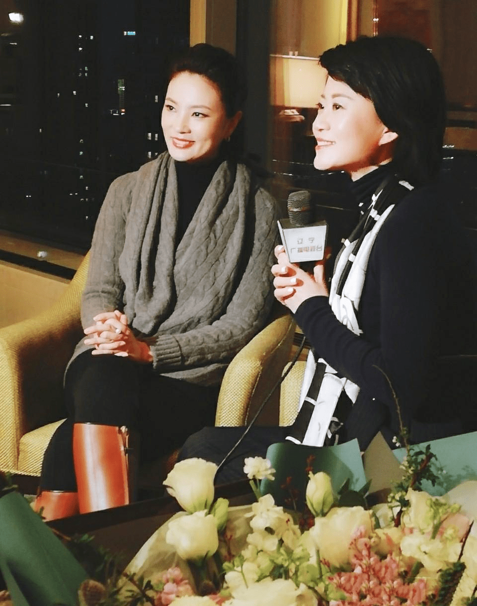 刘芳菲颜值能力一点不输董卿,即使穿普通花棉袄,也难掩优雅知性_黑色