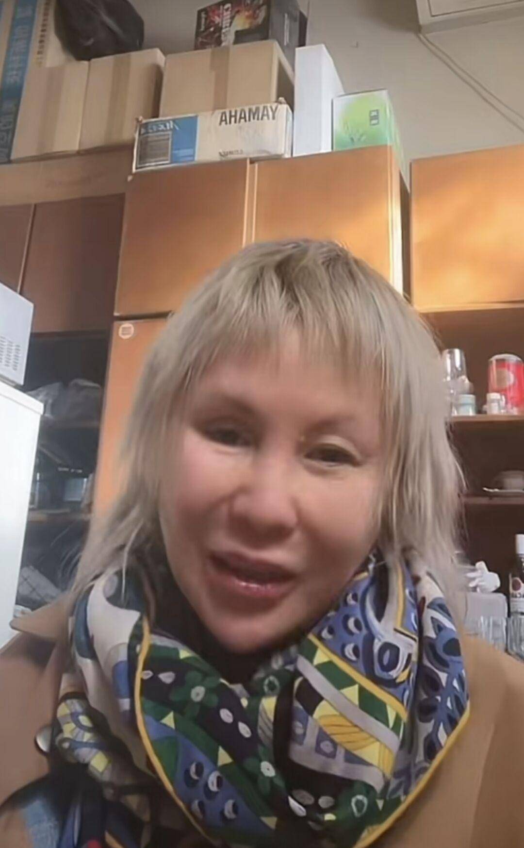 47岁歌手罗琦近照曝光,素颜满脸沧桑模样大变,狭居小屋生活拮据_娱乐