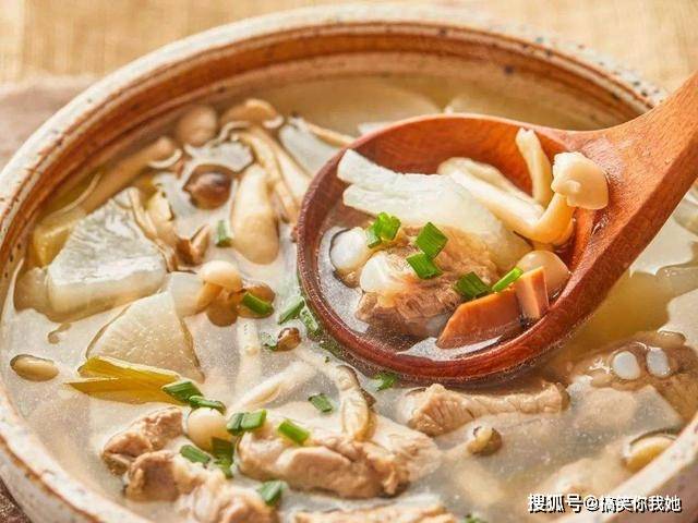 原来这样做出来的鱿鱼排骨汤更好喝,美味营养能解馋,孩子超喜欢_时候