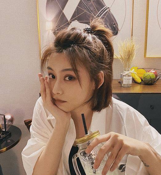 很多人都觉得这样的转变有点大,但是对于粉丝们来说,不管尚语贤变成哪