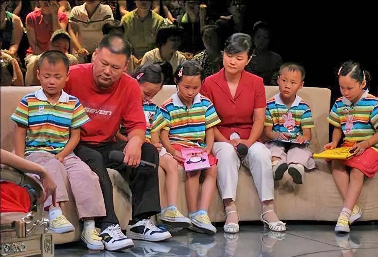 轰动一时的中国首例5胞胎:父亲劳累过世,孩子们已20岁在上大学_王翠英