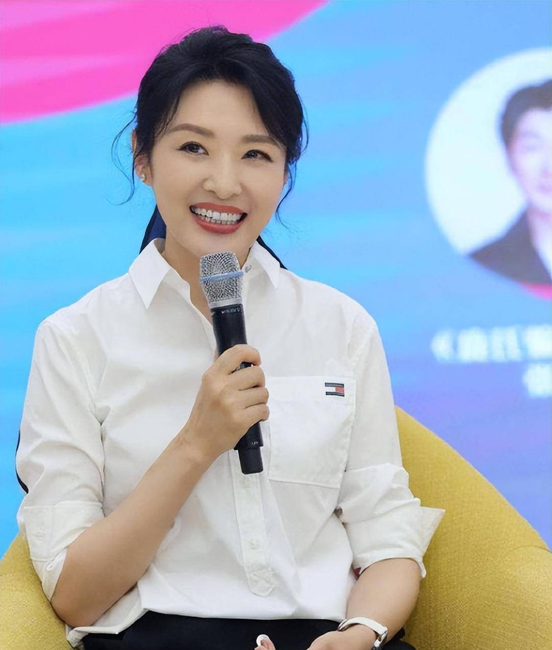 周涛:在舞台舞台主持16年,37岁才当妈,对女儿很愧疚_工作_电视_姚宏