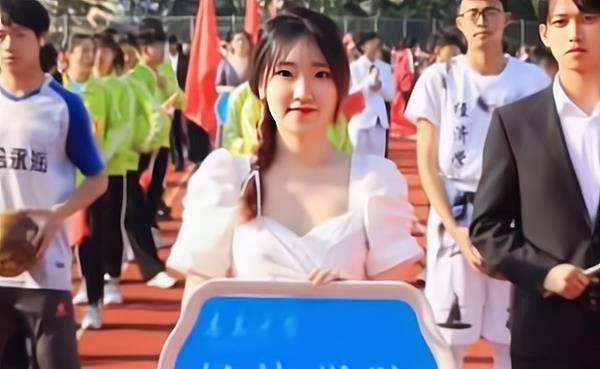 青岛大学运动会举牌美女惊艳全场,获百万点赞,美貌与才华并重_专业