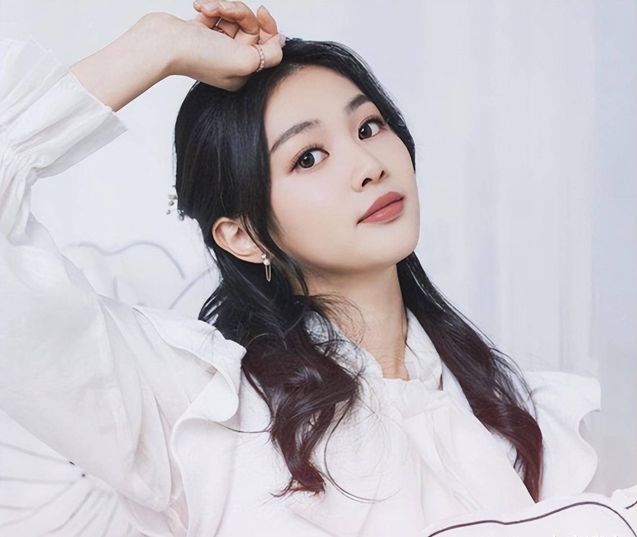 《女子飞翔》的获得者郭柏妍,她的实力力压四位热门获奖者刘映真,闫明