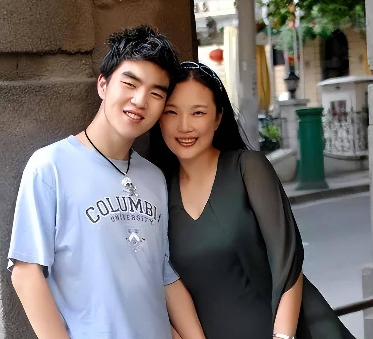 现在的邹翃燕和丁丁如今,邹翃燕59岁,已经是武汉城市职业学院的副教授