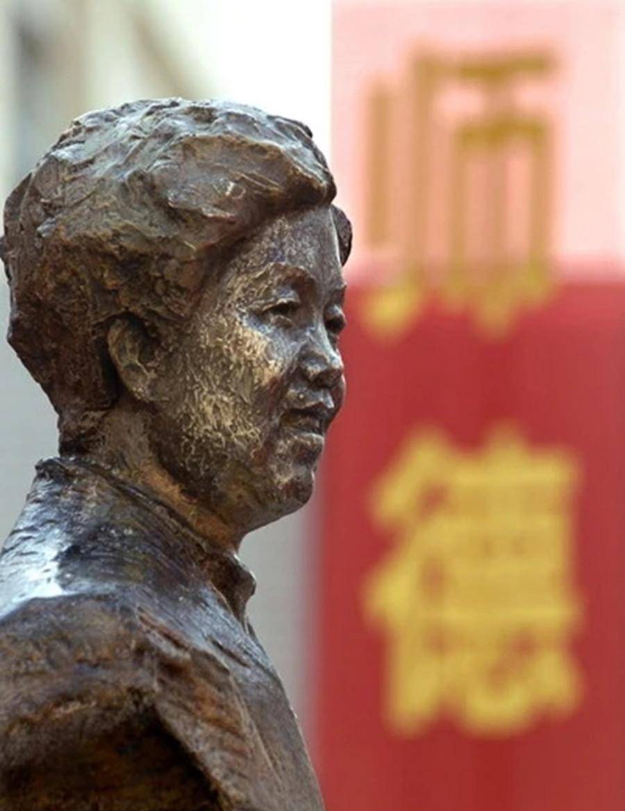 2005年,殷雪梅为救6名学生殉职,10万人沿街送行,学校为其更名_父母