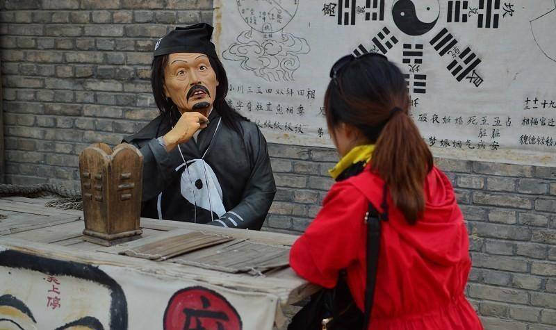 揭秘街头算命伎俩:能算出别人的前世今生,却算不出城管啥时候来_路人