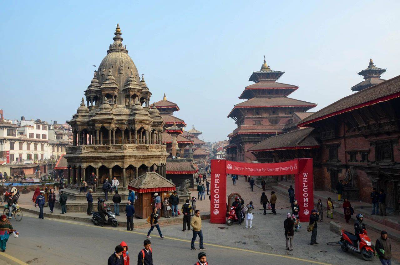 尼泊尔首都加德满都,破破烂烂尘土飞扬,城建比中国五六线城市还差