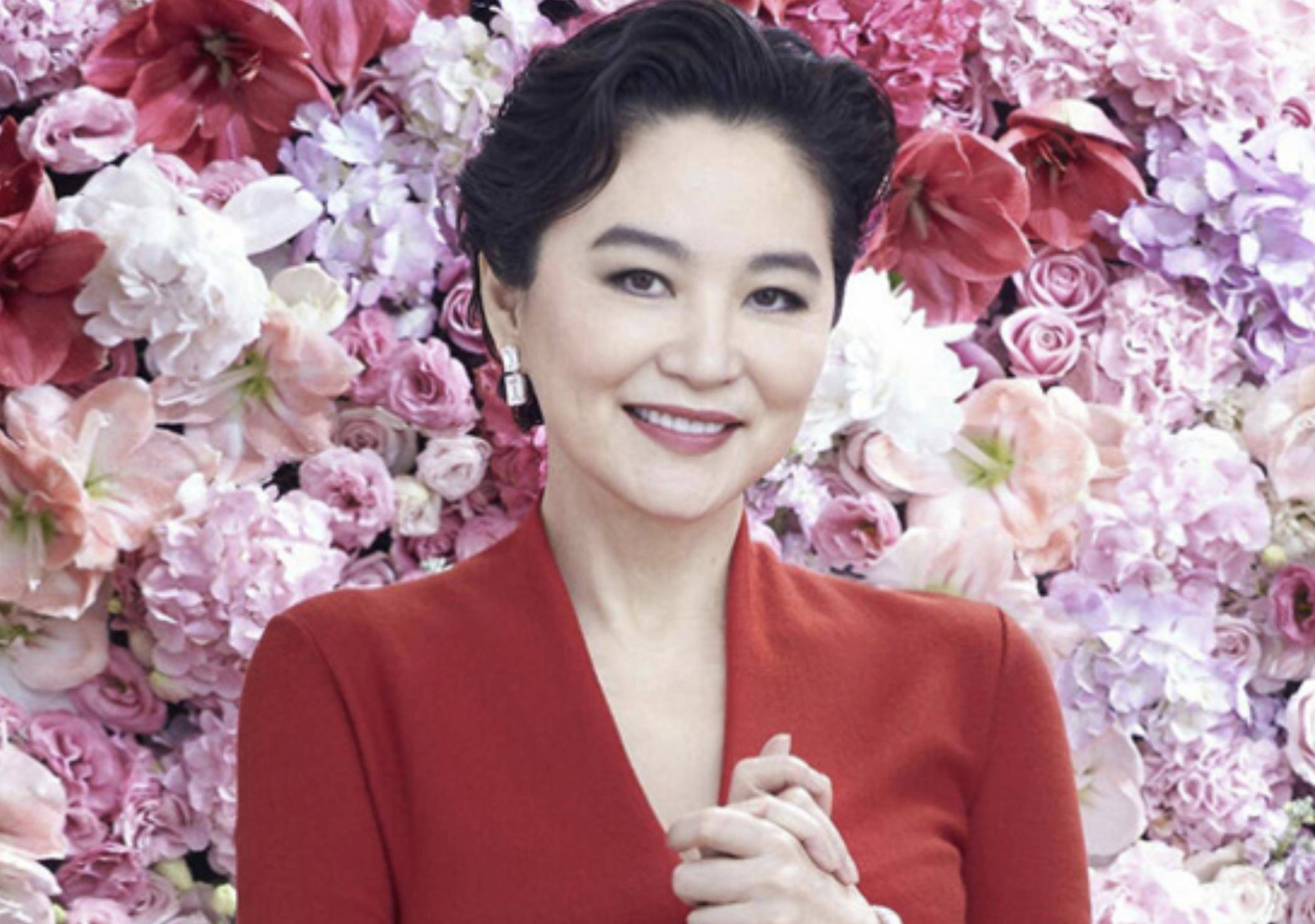 5位自然老去的女星,年轻时时尚无比,如今活成了让人羡慕的模样_何赛飞