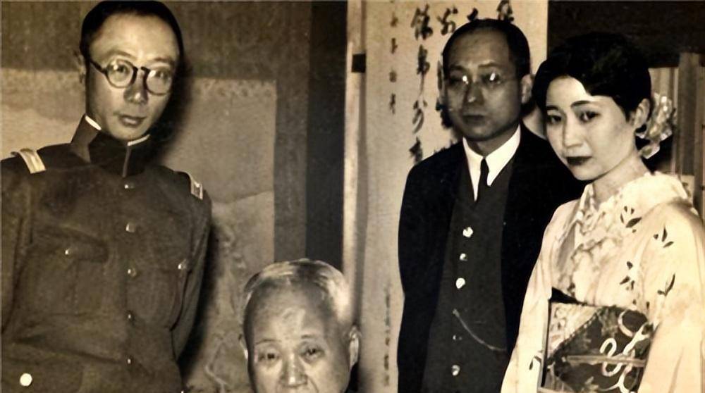 但是溥杰结婚之后,日本人却一直撺掇着溥杰,让他赶紧生下儿子来,将来