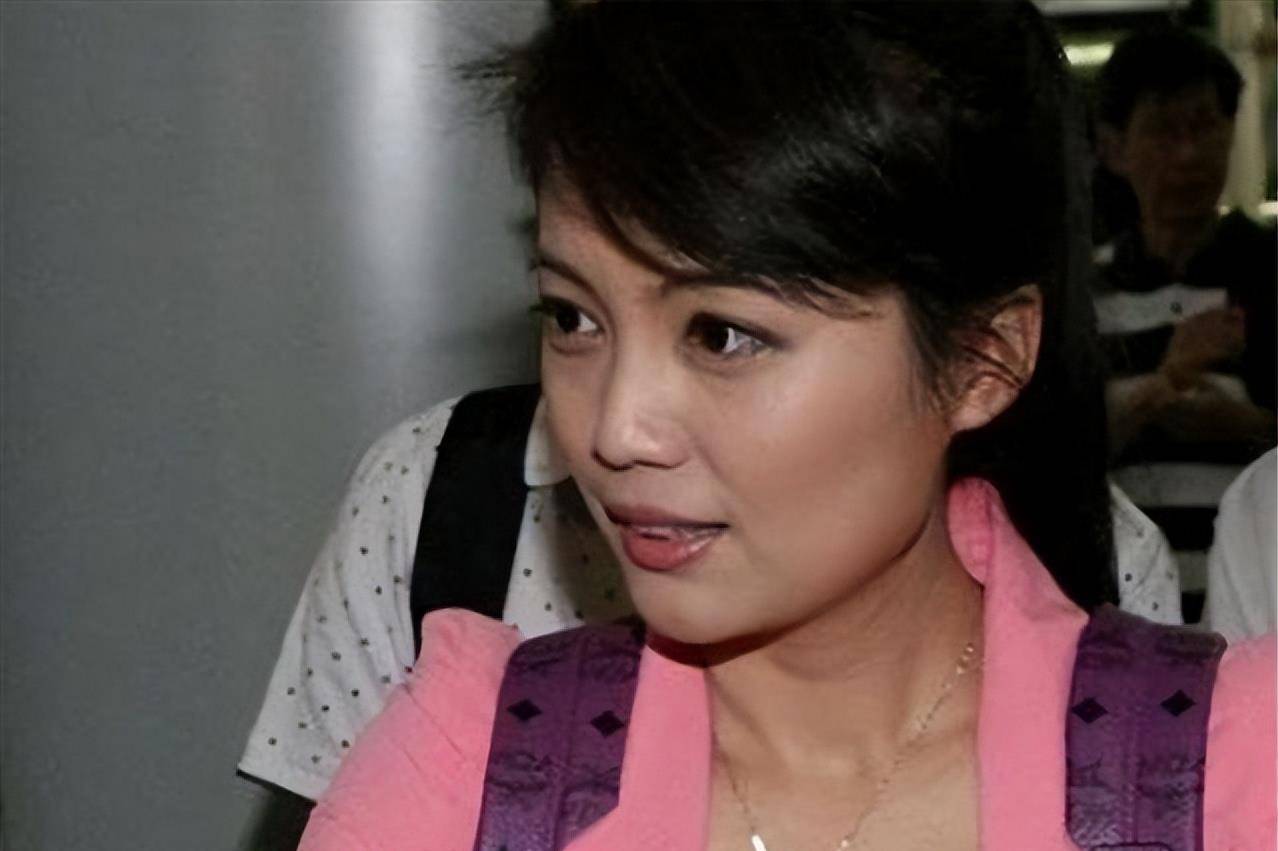 央视主持人曹青:嫁到美国受家暴,饿死不自由,一包卫生巾够用一年_时间