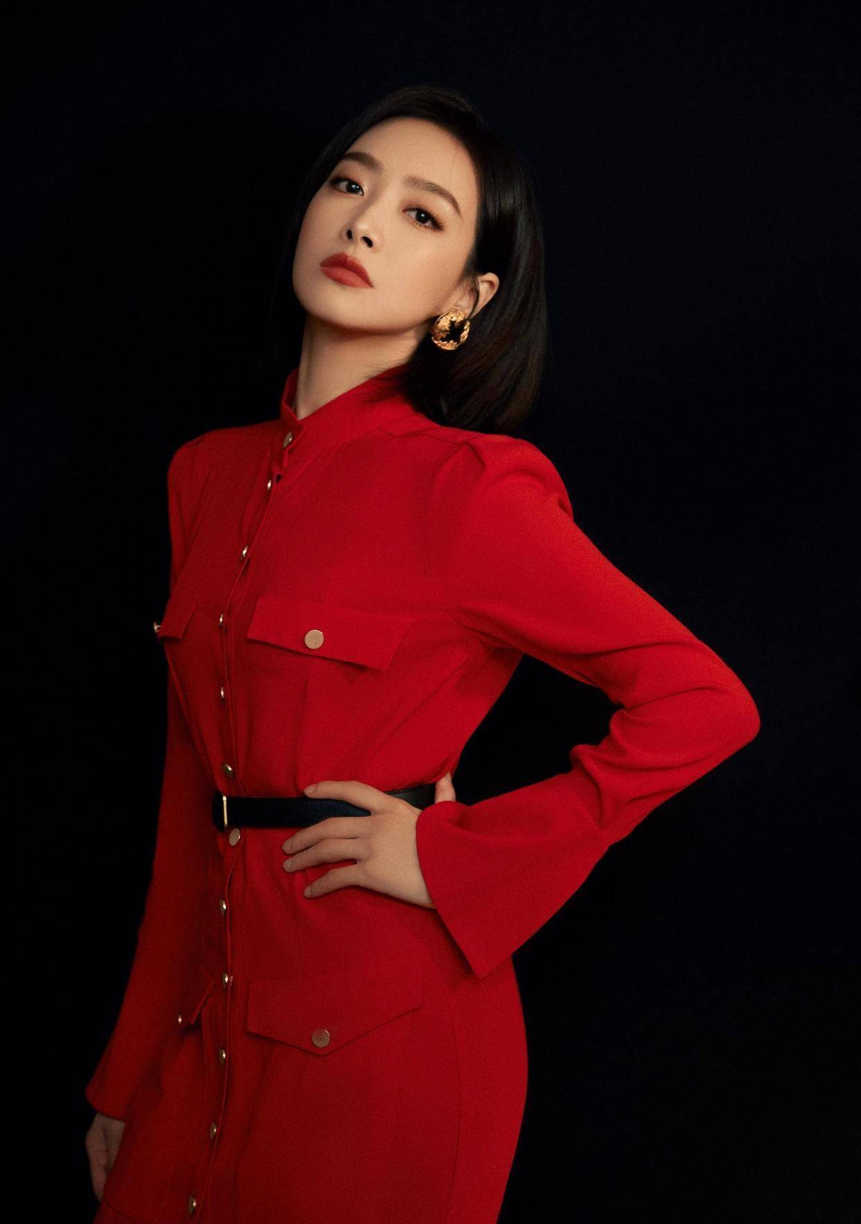 一袭红色长裙的宋茜,既美艳动人,又气质超然!