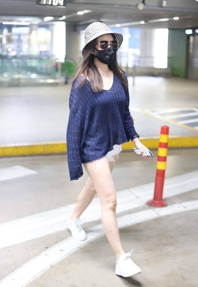 陈妍希机场抢镜有技巧,小粗腿硬扮下衣失踪,穿薄毛衣还大胆露肩_上衣