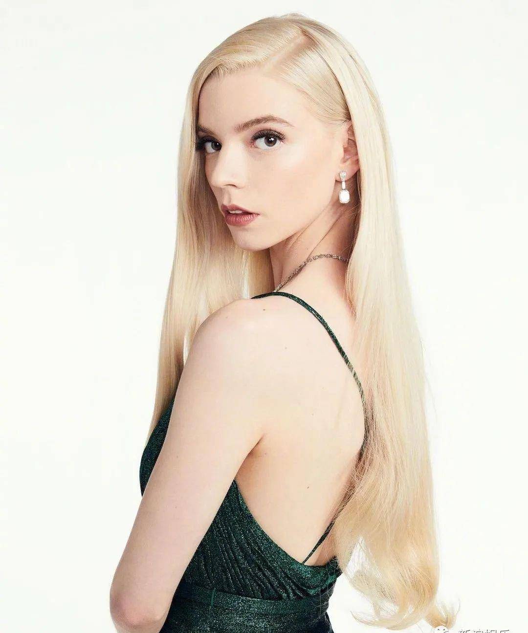 看看这花絮再看看这动图这个女孩就是安雅·泰勒-乔伊,相信很多人认识