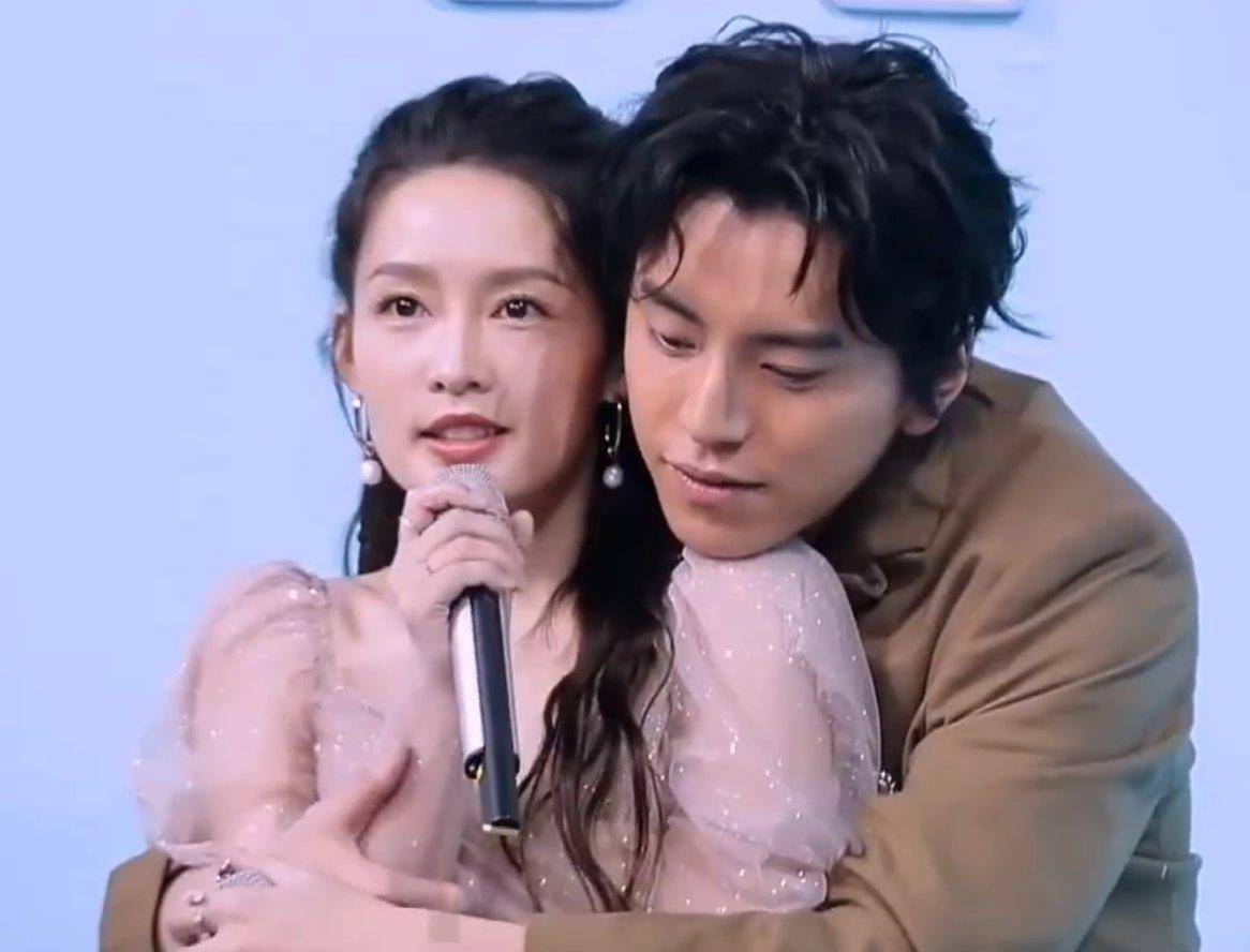 (左李沁右王大陆)基本上每次和他合作的女星都会或多或少传点绯闻出来