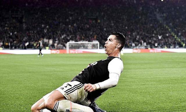 c罗再现神级踩单车过人破门,布冯神扑救主,4万人狂欢庆祝_尤文