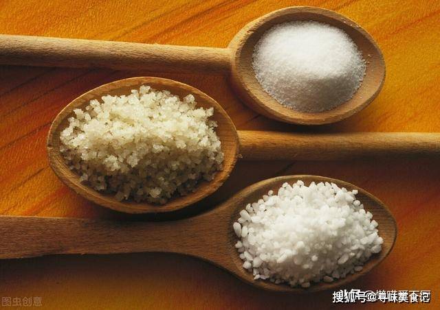 “粗盐”和“细盐”有啥区别?炒菜用哪种好?学会后别再用错了_加工_杂质_口感