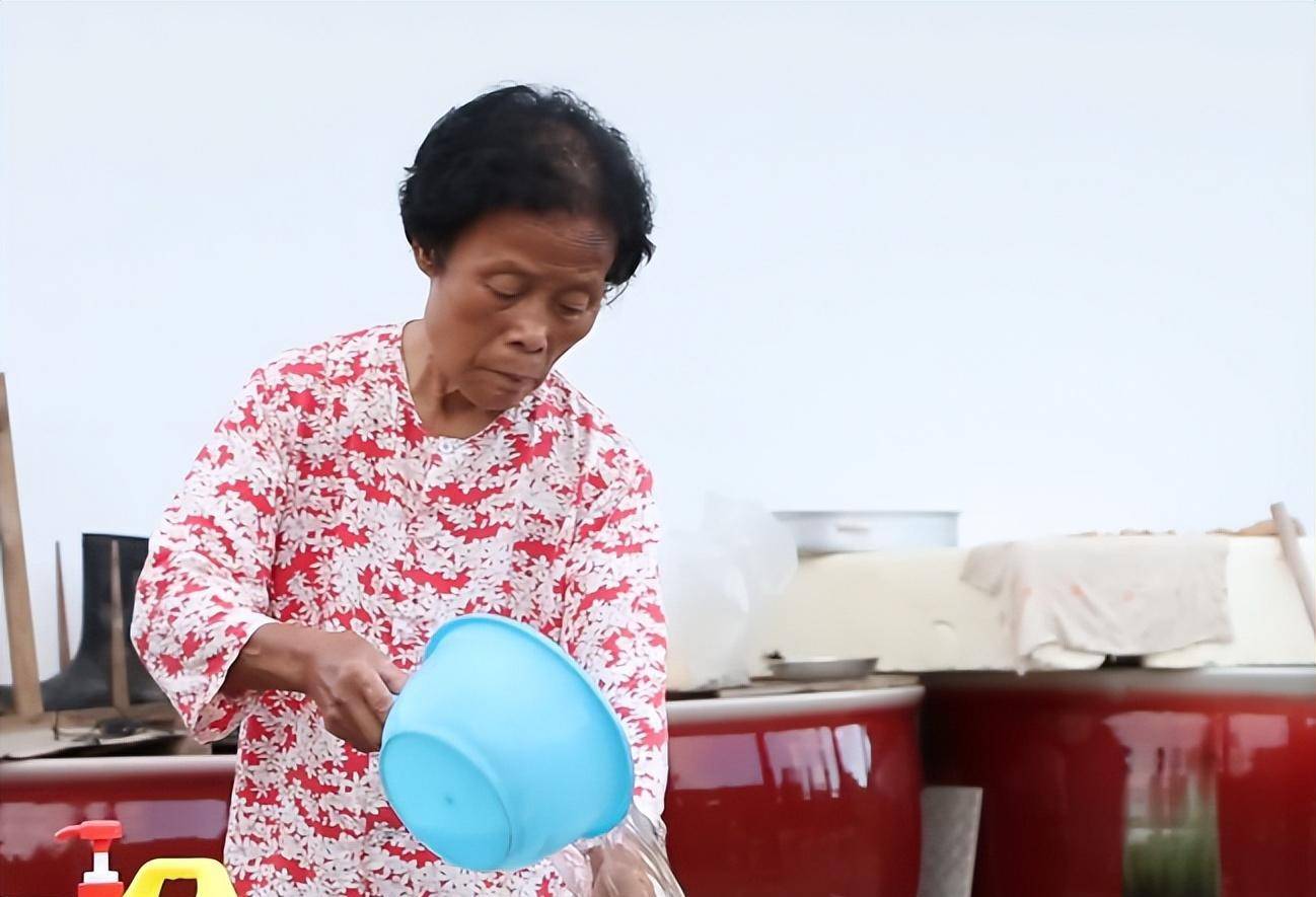 5年花了6000万,那个住茅棚造千年"瓷宫"的余二妹,如今怎样?