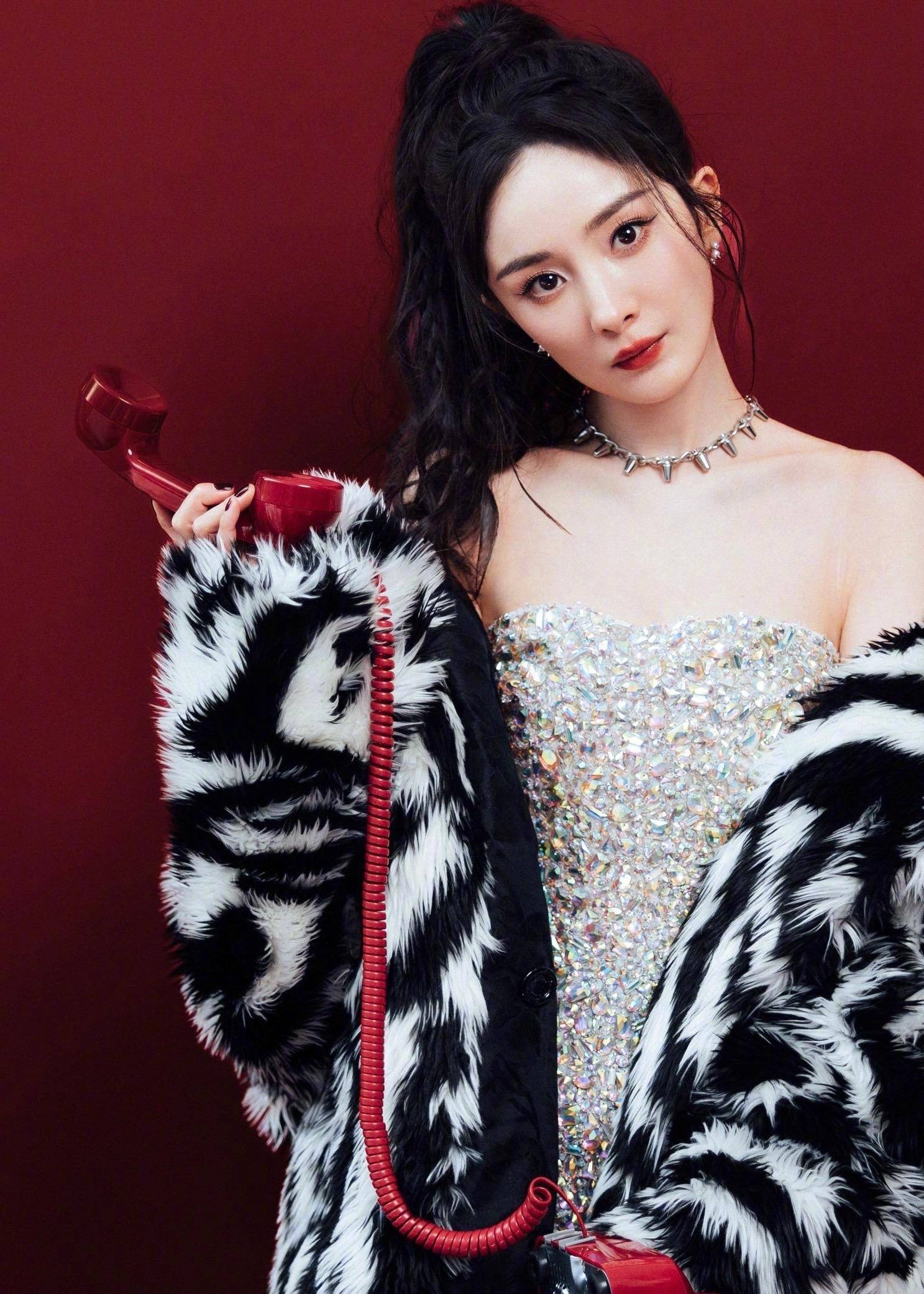 杨幂带火了一种穿搭,叫"外面是贵妇,里面是辣妹",贵气又狂野_外套