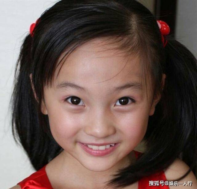 都说读大学的林妙可比以前要漂亮了,不仅会穿衣,拍照姿势也比以前潮流