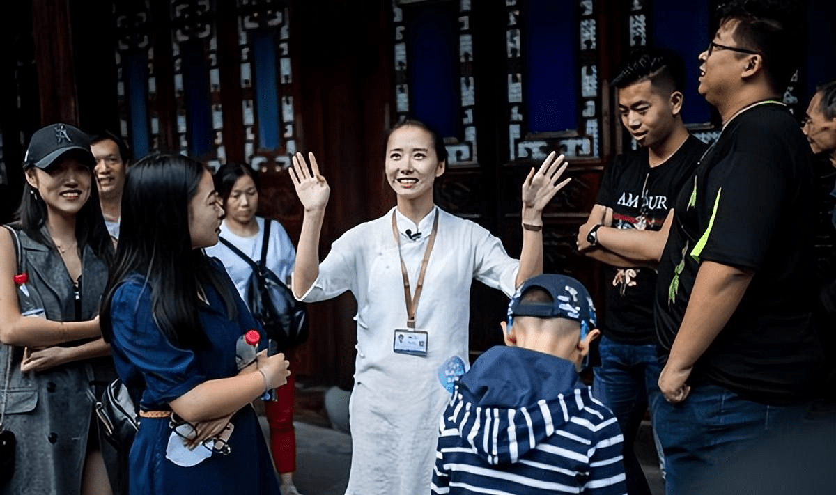 跟团旅游,为何一到饭点导游就闪开?
