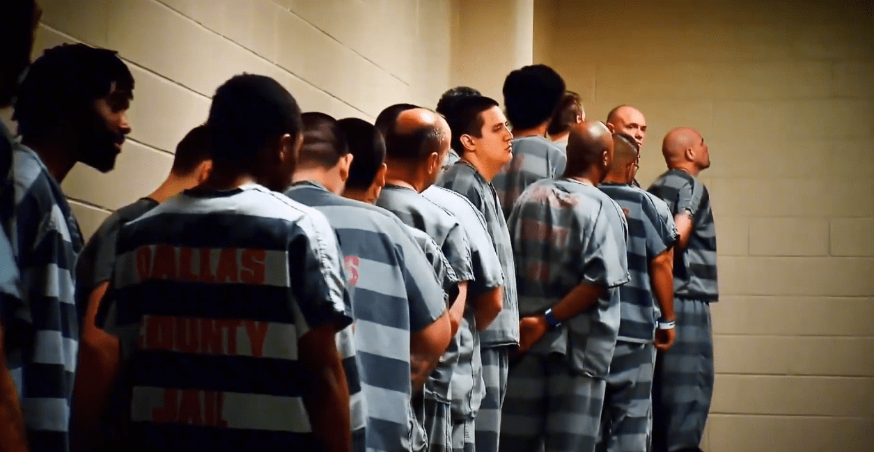 美国德克萨斯监狱:杀人犯发生暴动,看狱警如何硬核镇压_犯人_自然