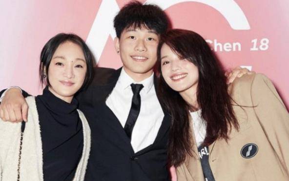 18岁儿子"狂野长大",母亲颜值太明显_陈尊佑_西装_父亲