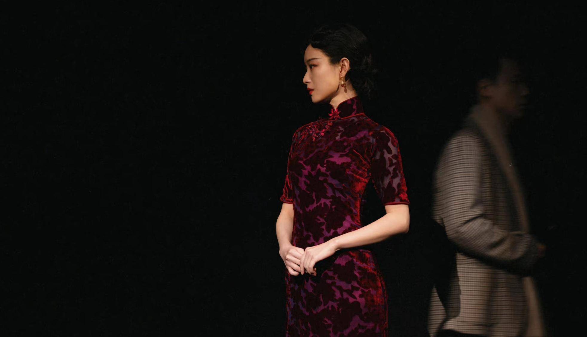 倪妮《如梦之梦》首演剧照释出,身穿旗袍古典优雅,风情万种_造型_韵味