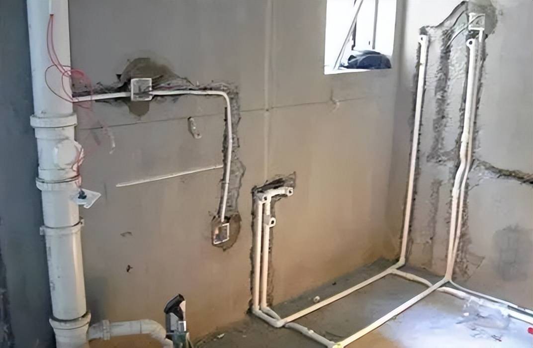 卫生间到底应该怎么设计水管和电线？看完再装才不会撬砖重来（水电安装卫生间水管安装）