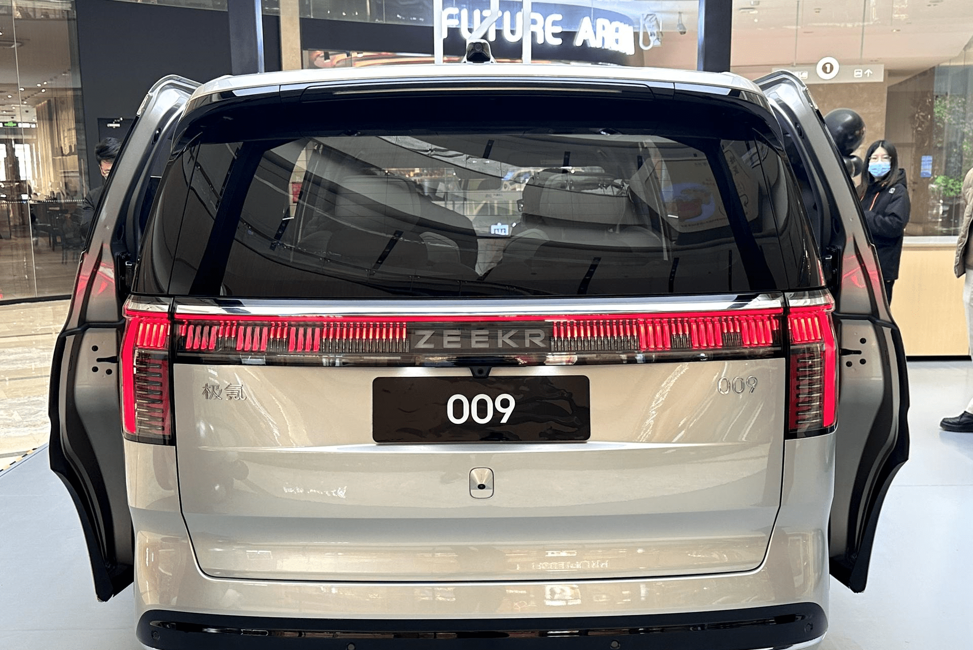 49.9万元起值得考虑吗?实拍极氪009 定位纯电动中大型MPV_搜狐汽车_搜狐网
