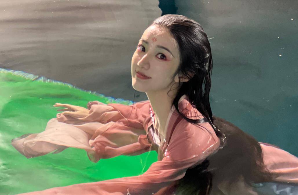 《与凤行》黄羿晒照,得赵丽颖亲昵摸摸头,状态好坏,一目了然_姐姐