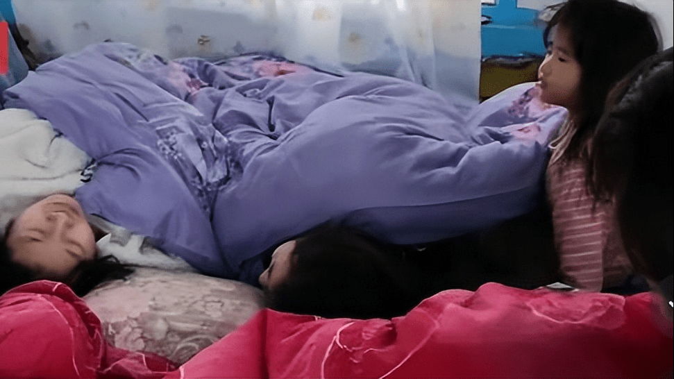 女子回黑龙江老家过年,男女老幼18个人一起睡大炕:热闹又温馨!