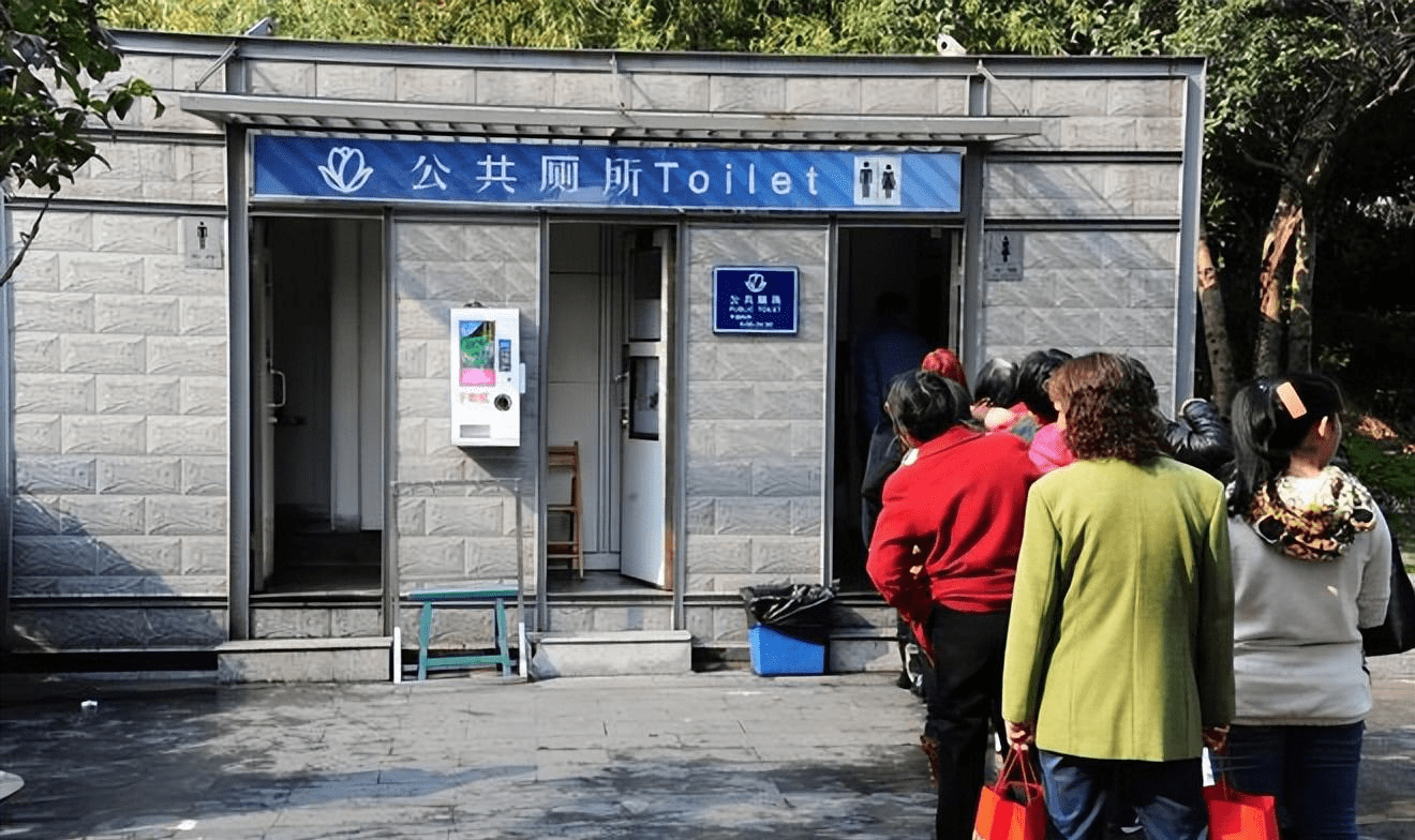 男厕所空荡荡,为什么女厕所总是排长队?女生说出了"5个原因"_女性_男