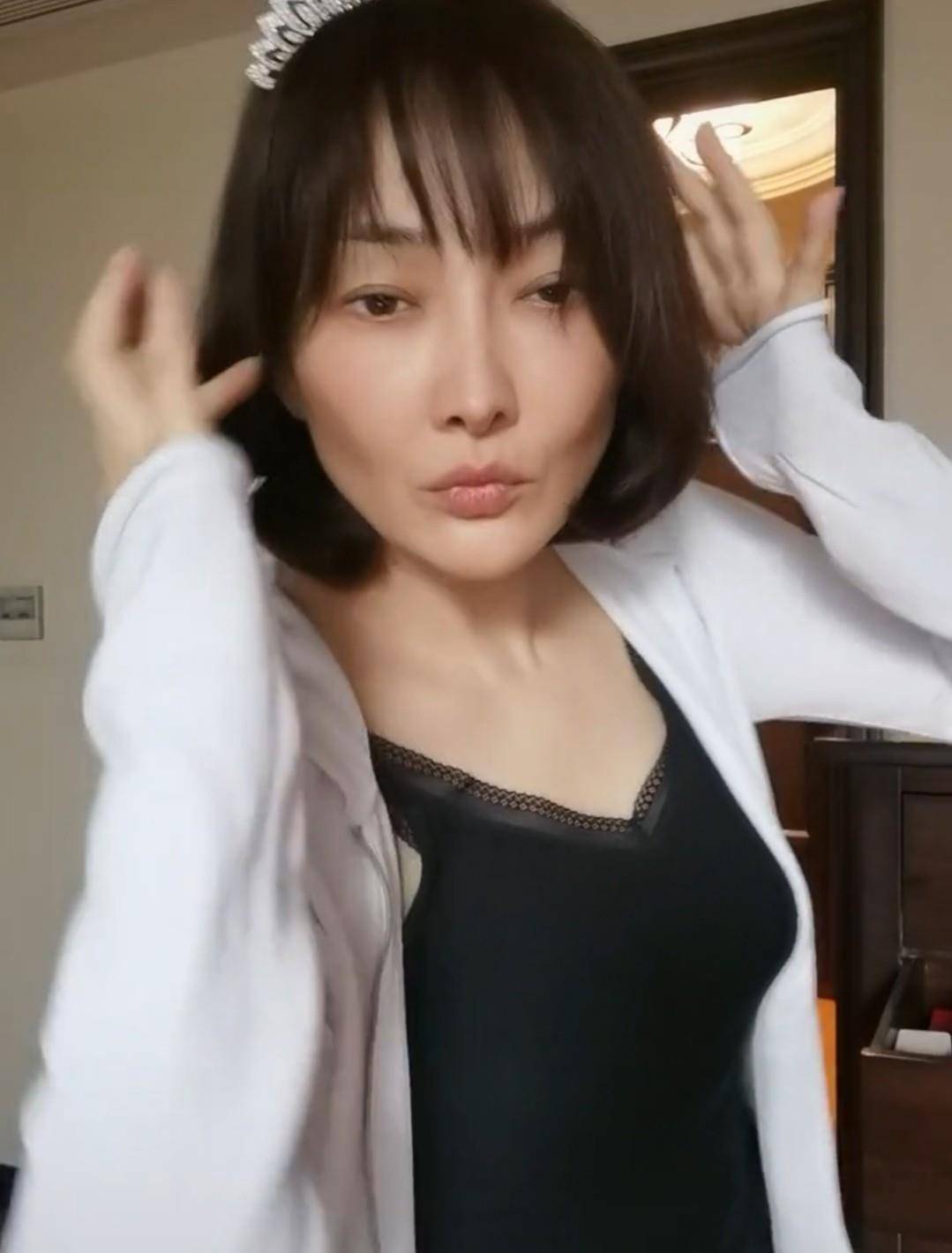 48岁牛莉家中跳舞曝近况,身体暴瘦网友认不出?_状态_视频_穿着