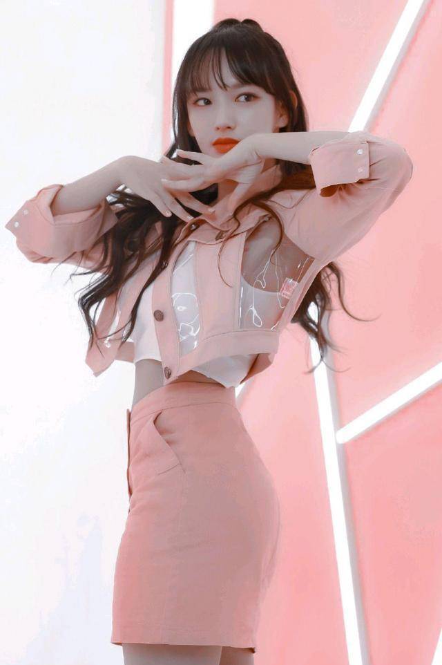 程潇在韩国做练习生并出道,她唱跳俱佳,舞蹈功底扎实,身体的柔韧性也