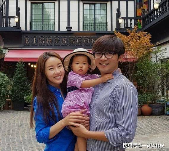 安在旭晒妻女近照分享幸福 曾与故人崔真实合作 年轻时是全面男神