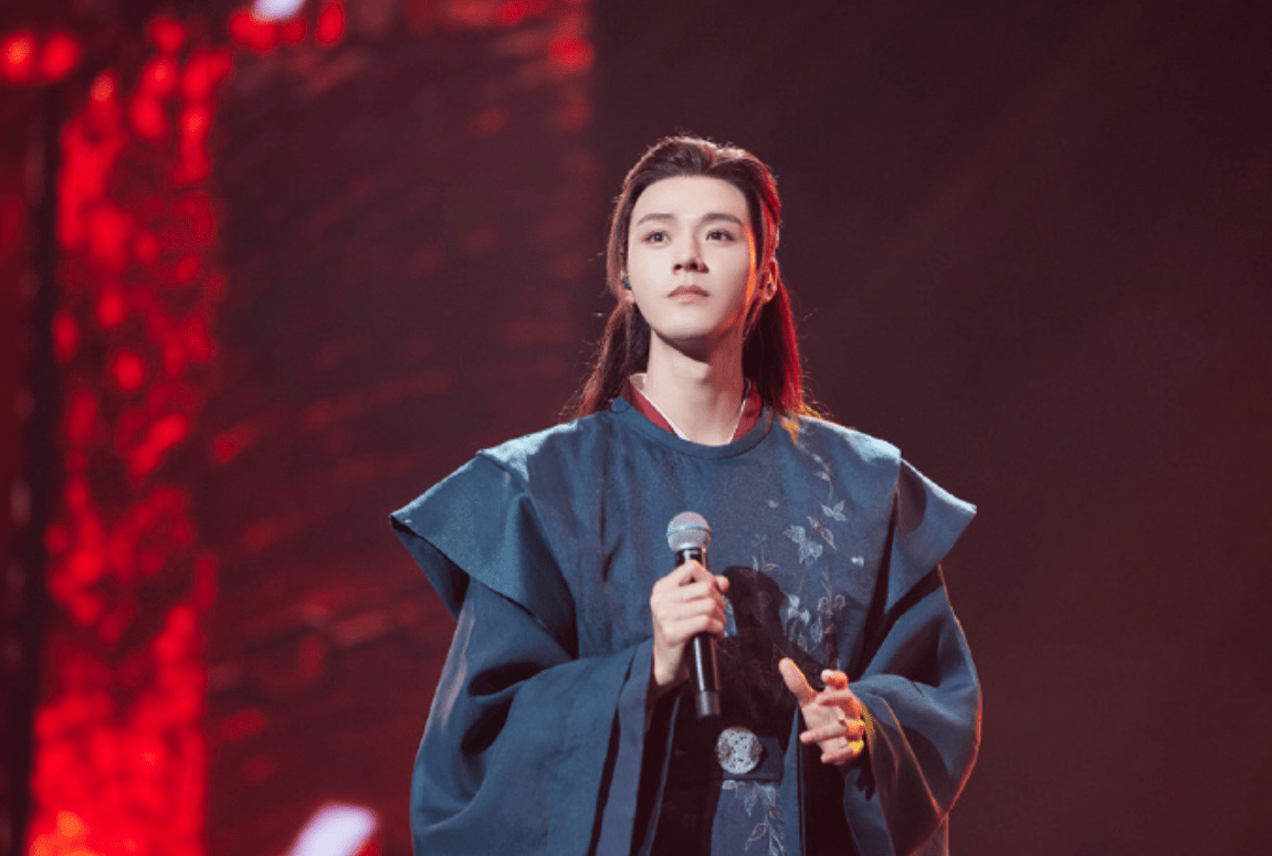 龚俊晒演唱会照片,四个字感谢粉丝的陪伴,与温客行正式道别_舞台_观众