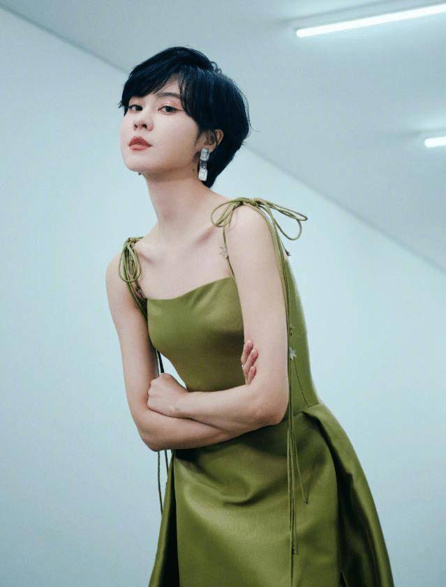 郁可唯也太时髦了!穿"粉色羽绒服"配粉色帽子,减龄又洋气