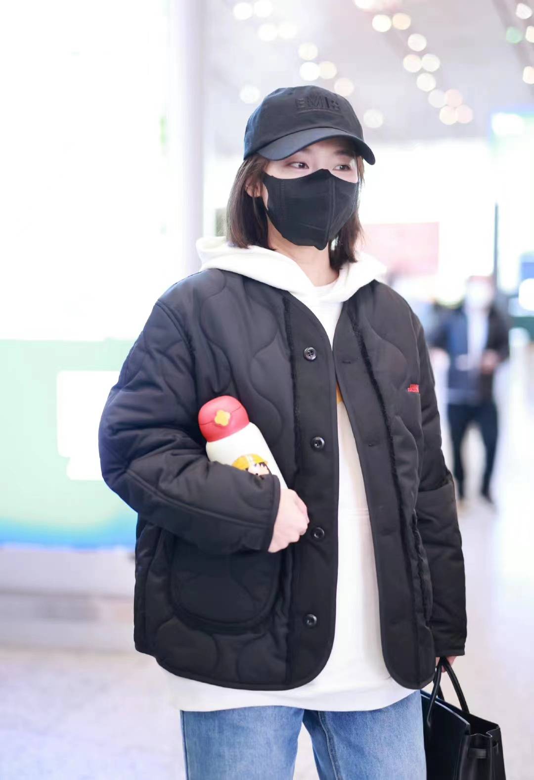 张佳宁穿黑色羽绒服内搭白色连帽卫衣配牛仔裤,减龄时尚又保暖_丹宁