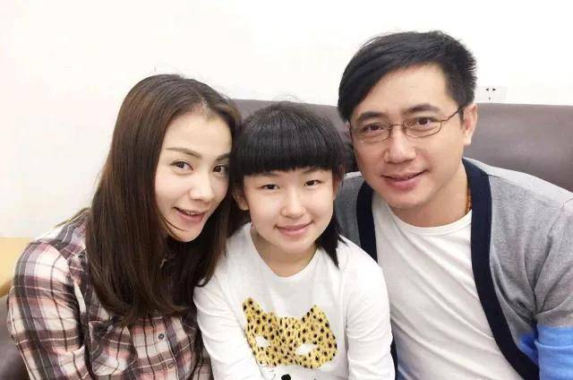 三嫂钱莹,经历过一段失败的豪门婚姻后,二婚嫁导演幸福美满_黄菲