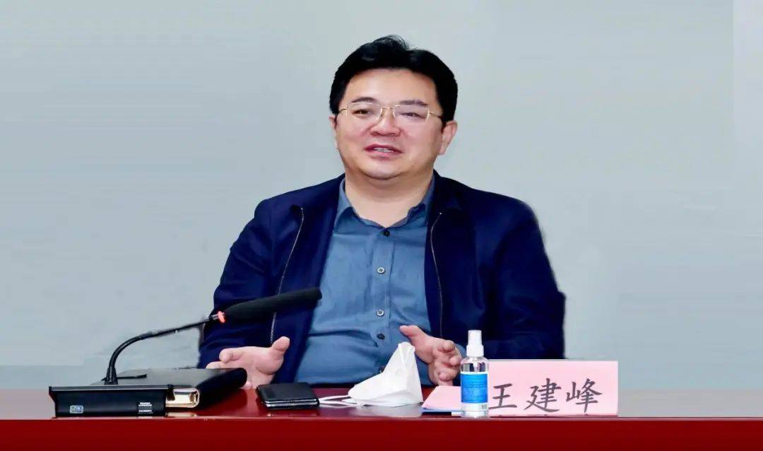 常务副主任王建峰出席会议并讲话袁文斌对开发区基本情况做了简要介绍