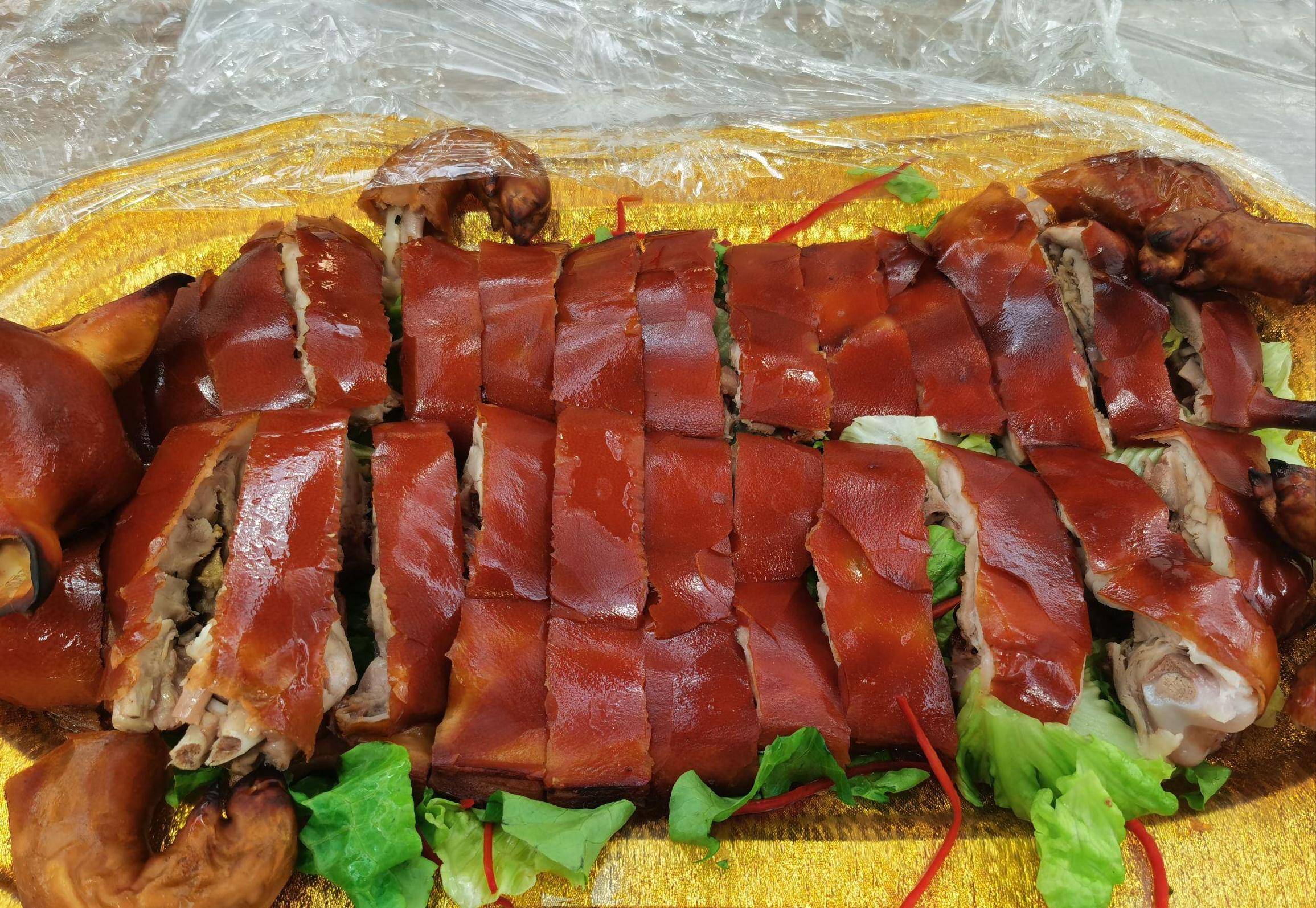 烤乳猪午餐:儋州市区娘子军饭店晚餐:临高兴开乳猪店住宿:碧桂园