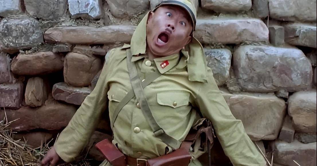 大家的印象最深刻的就是抗日神剧《举起手来》中他饰演的日本人,作为